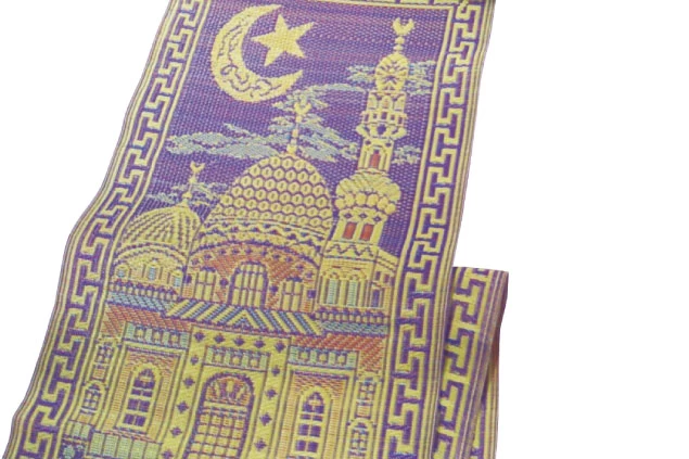 以 PP 條料製成的回教膜拜墊